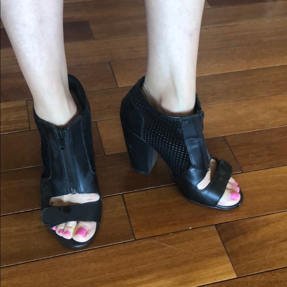 Kelsi Dagger Trendy black heels